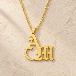 kisiye-ozel-a-m-gotik-cift-harf-kolye-kadin-model-uzerinde