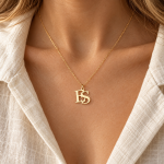 kisiye-ozel-e-s-kompakt-monogram-kolye-kadin-model-uzerinde