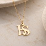kisiye-ozel-e-s-kompakt-monogram-kolye-kadin-model-uzerinde