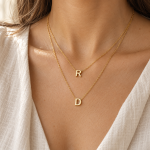 minimal-r-d-harf-ikili-kolye-kadin-model-uzerinde